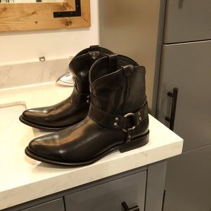 Brand new Fryeblack leather in brand new condition size 7 Excellent boots